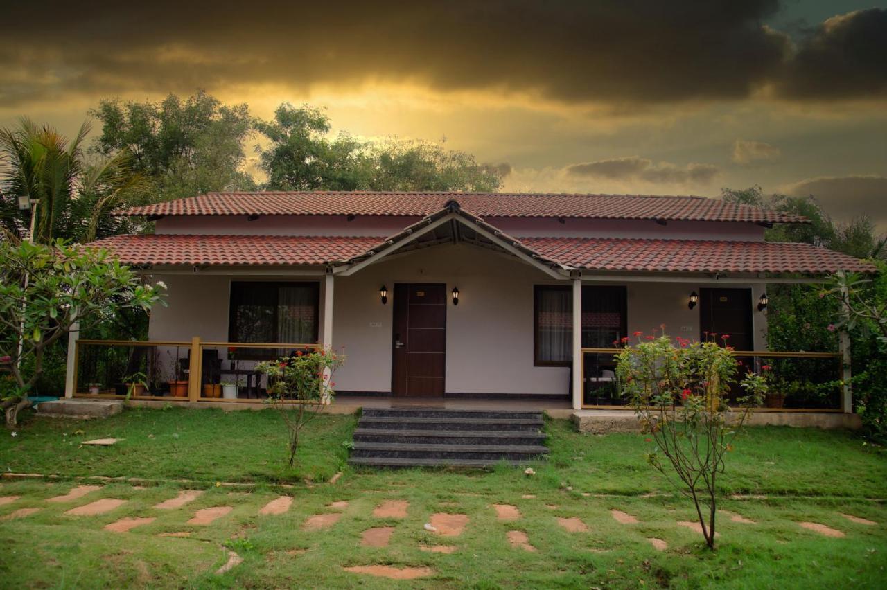 Hotel Sterling Banashree Badami Extérieur photo