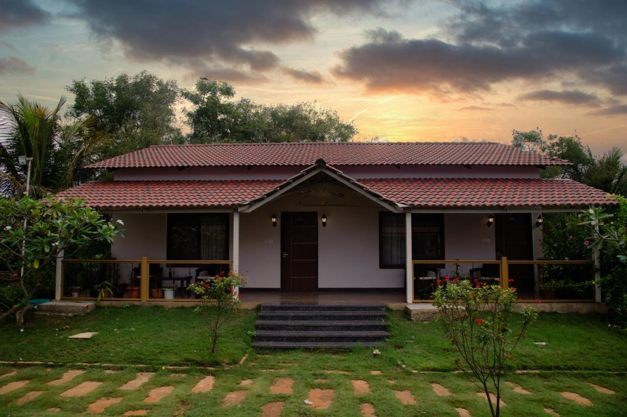 Hotel Sterling Banashree Badami Extérieur photo