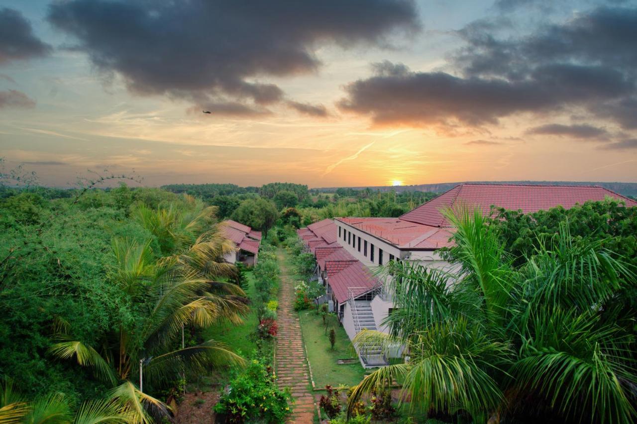 Hotel Sterling Banashree Badami Extérieur photo