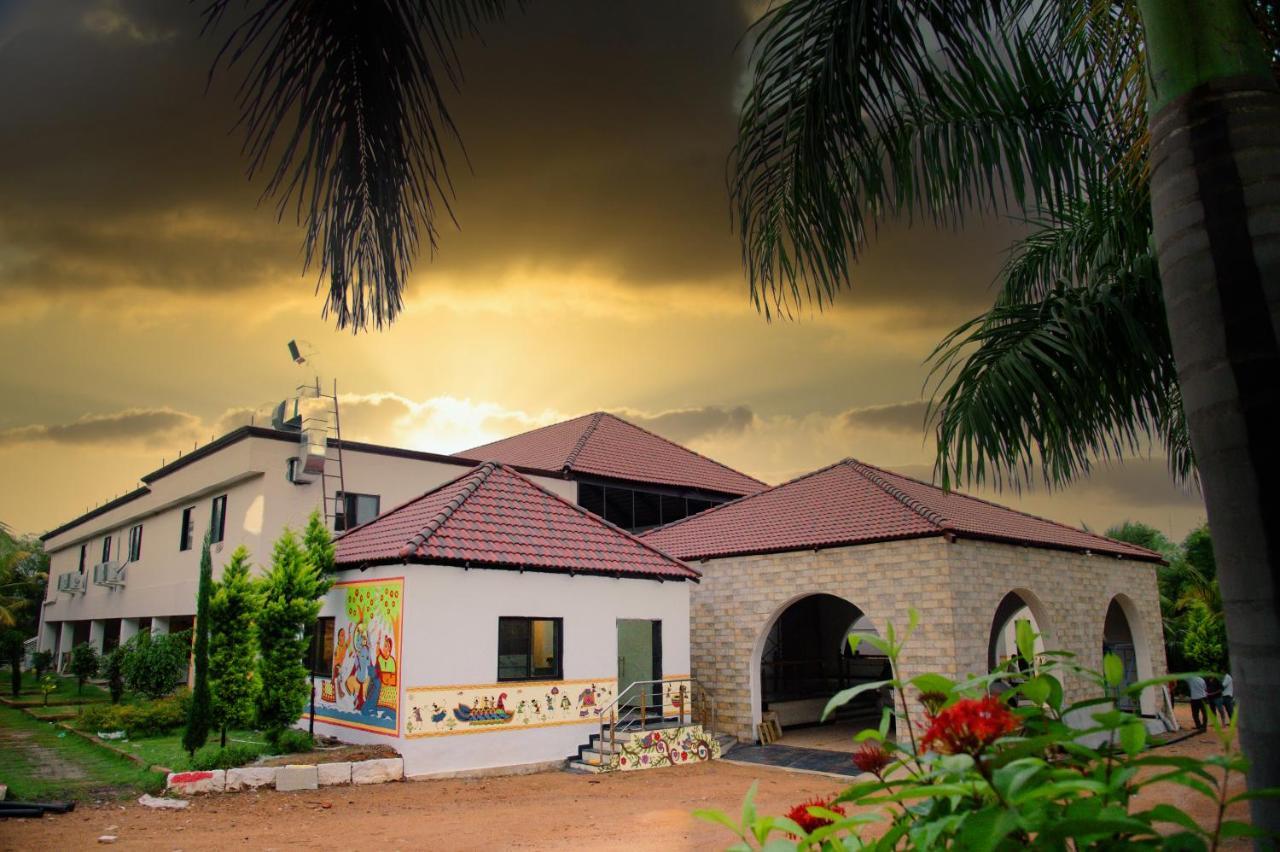 Hotel Sterling Banashree Badami Extérieur photo