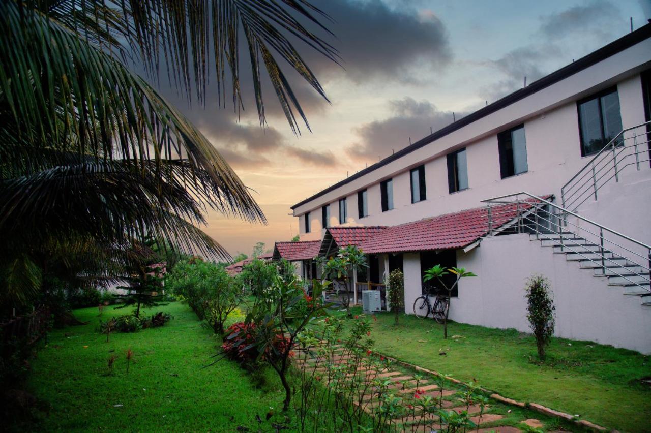 Hotel Sterling Banashree Badami Extérieur photo