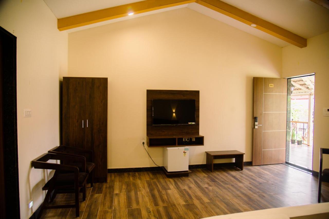Hotel Sterling Banashree Badami Extérieur photo