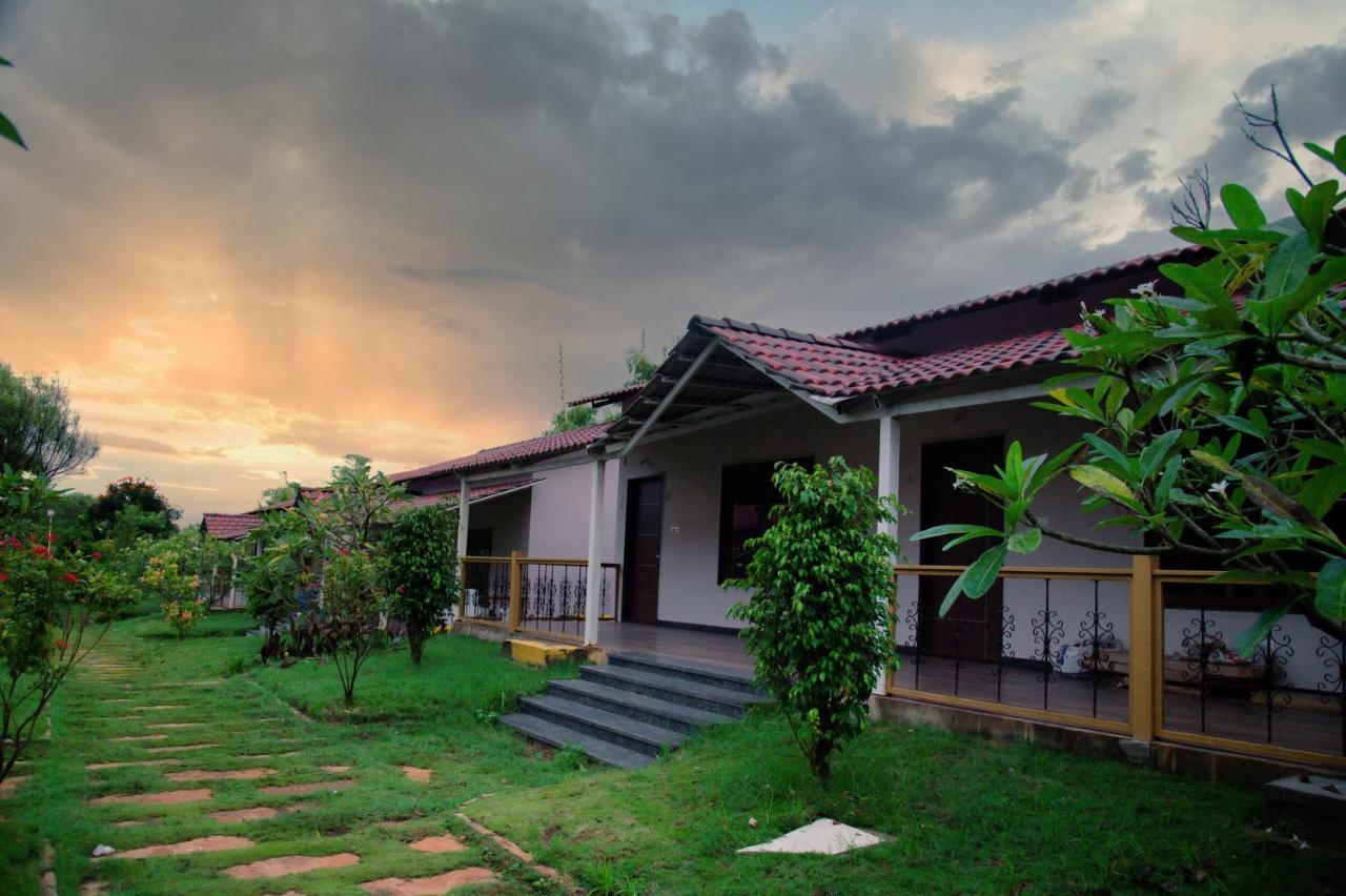 Hotel Sterling Banashree Badami Extérieur photo
