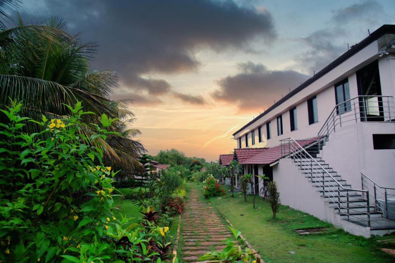 Hotel Sterling Banashree Badami Extérieur photo