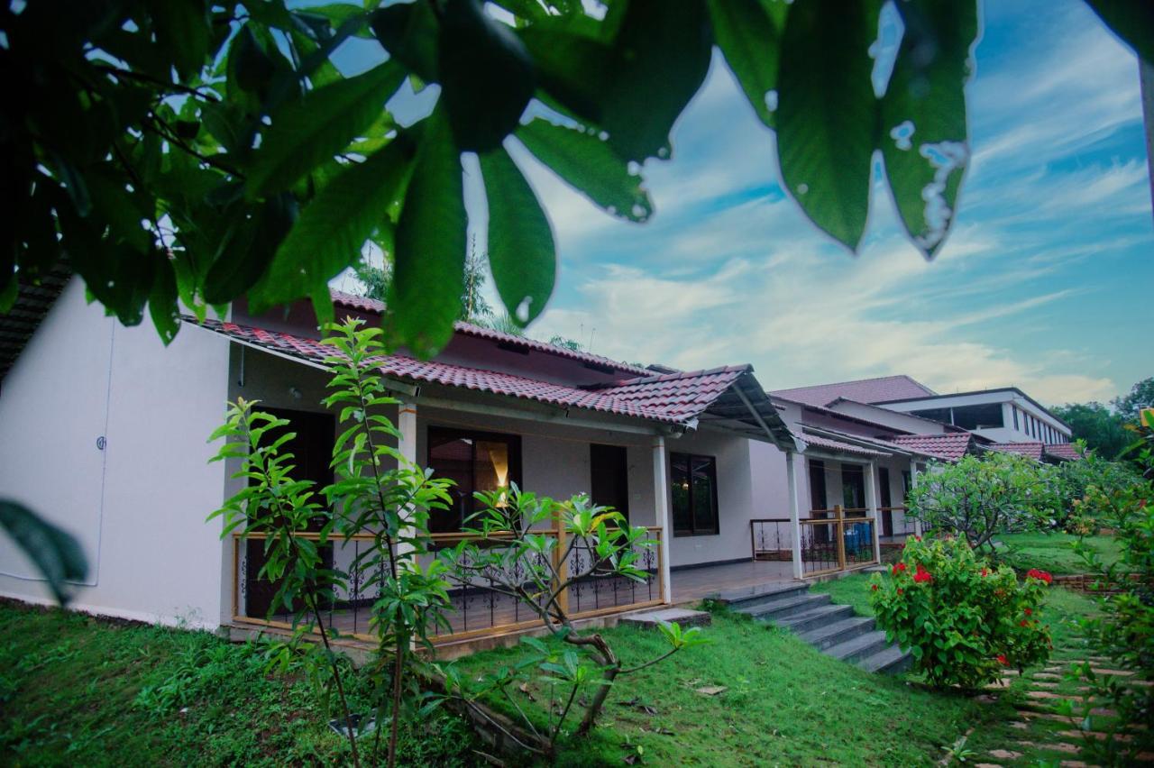 Hotel Sterling Banashree Badami Extérieur photo