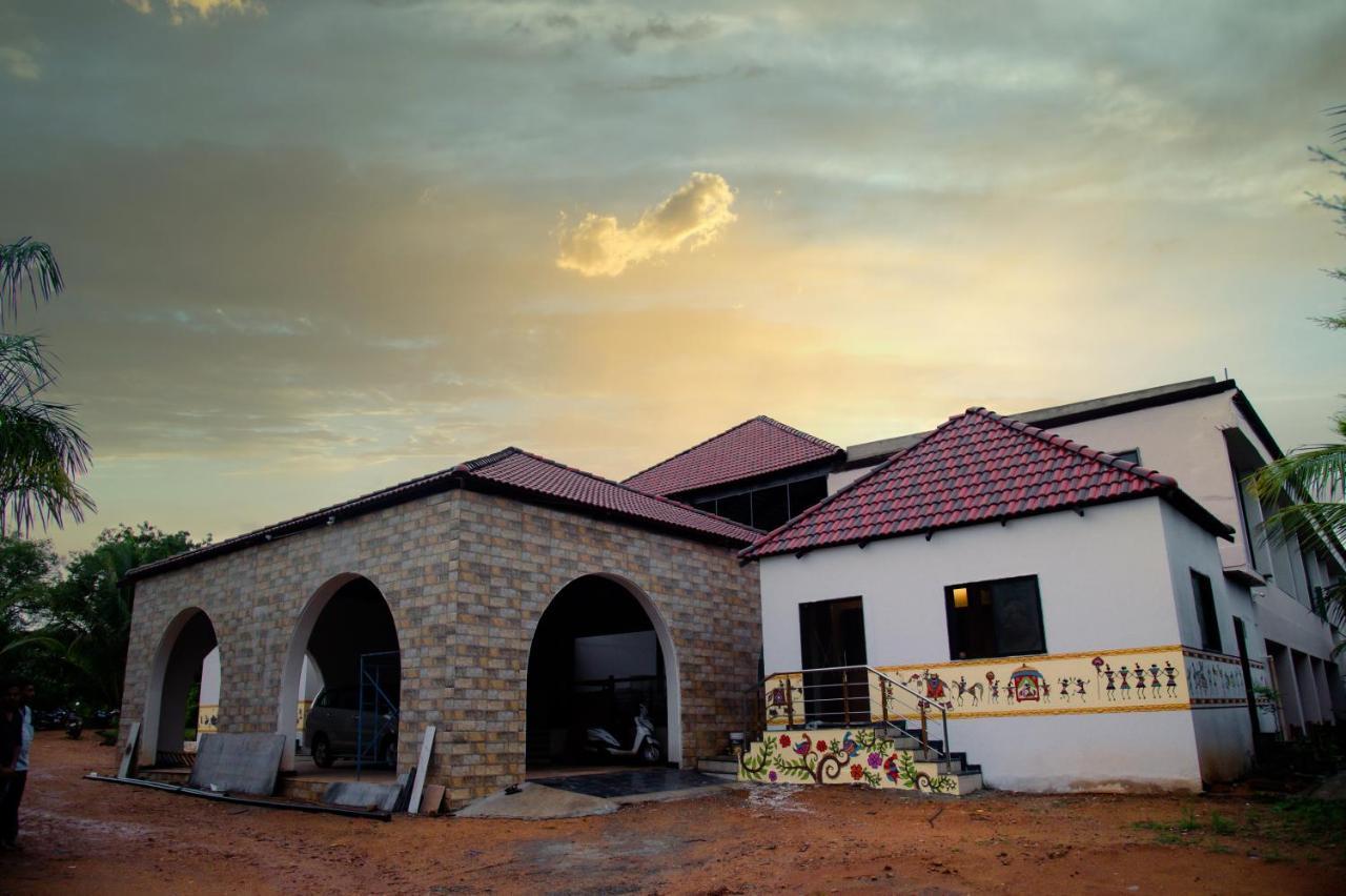 Hotel Sterling Banashree Badami Extérieur photo