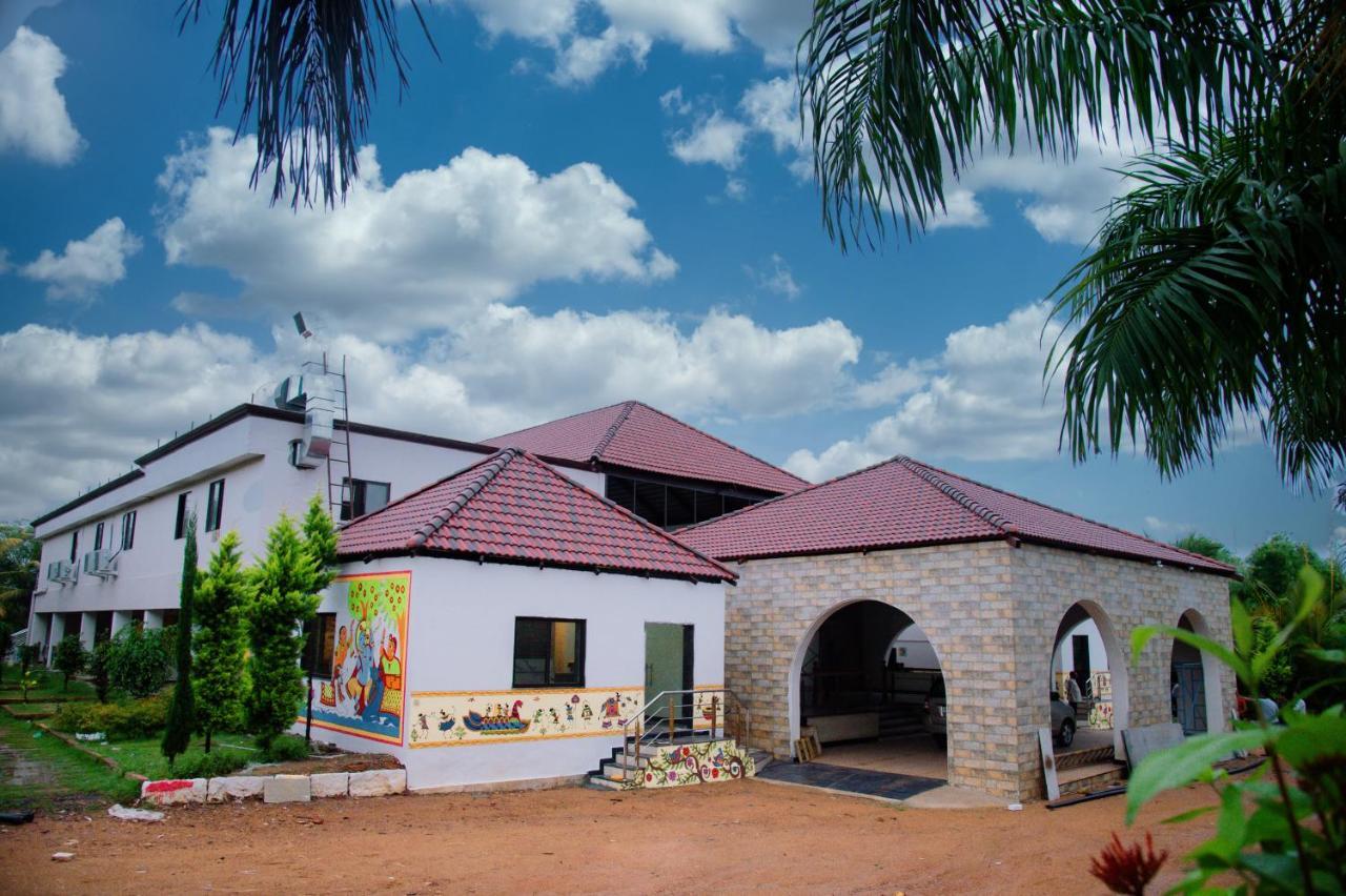 Hotel Sterling Banashree Badami Extérieur photo