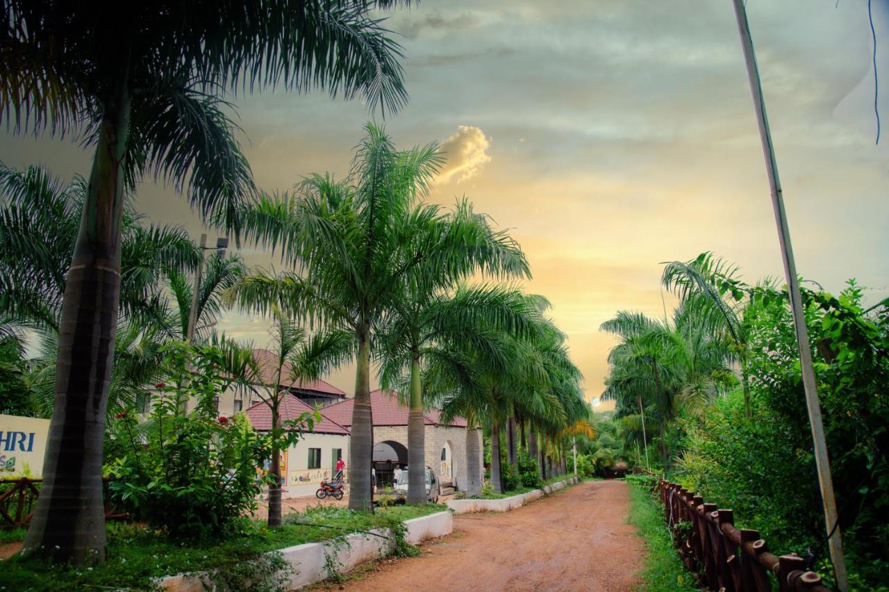 Hotel Sterling Banashree Badami Extérieur photo
