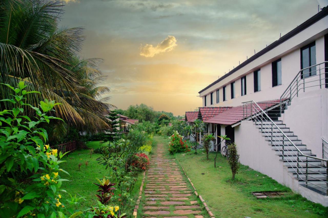 Hotel Sterling Banashree Badami Extérieur photo