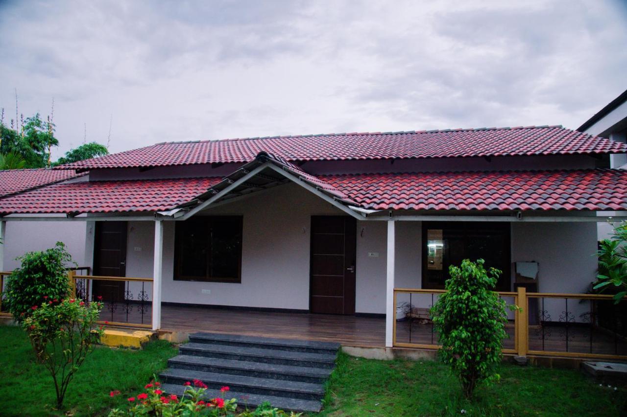 Hotel Sterling Banashree Badami Extérieur photo