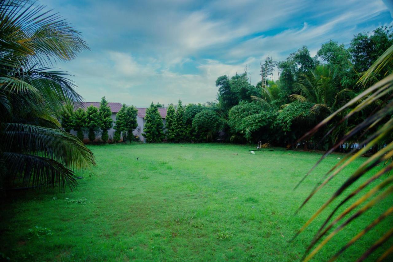 Hotel Sterling Banashree Badami Extérieur photo