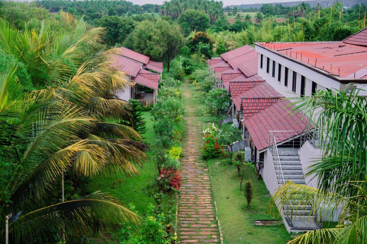 Hotel Sterling Banashree Badami Extérieur photo