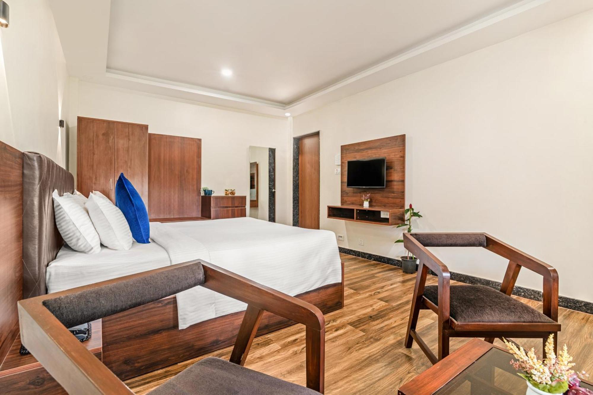 Hotel Sterling Banashree Badami Extérieur photo