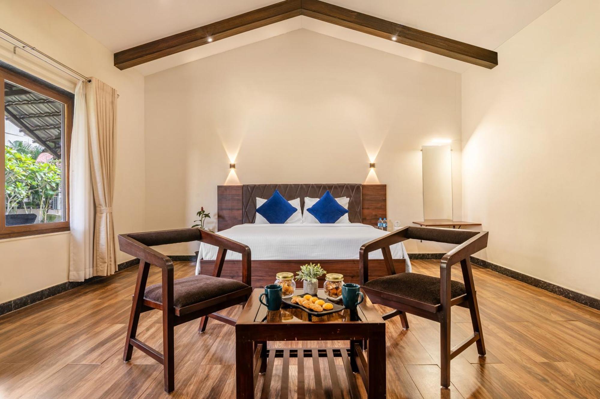Hotel Sterling Banashree Badami Extérieur photo