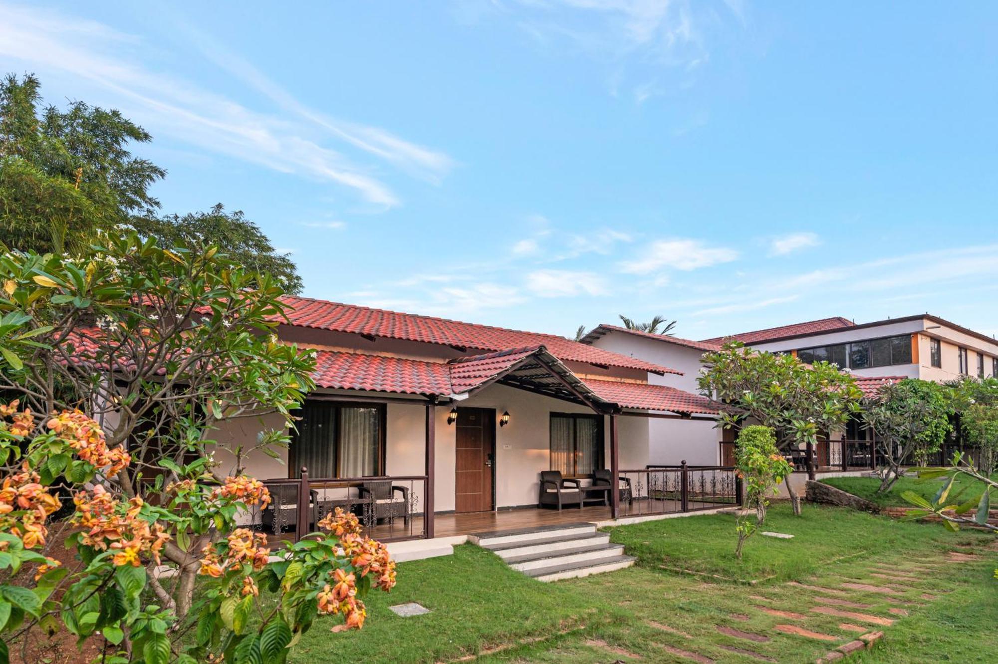 Hotel Sterling Banashree Badami Extérieur photo