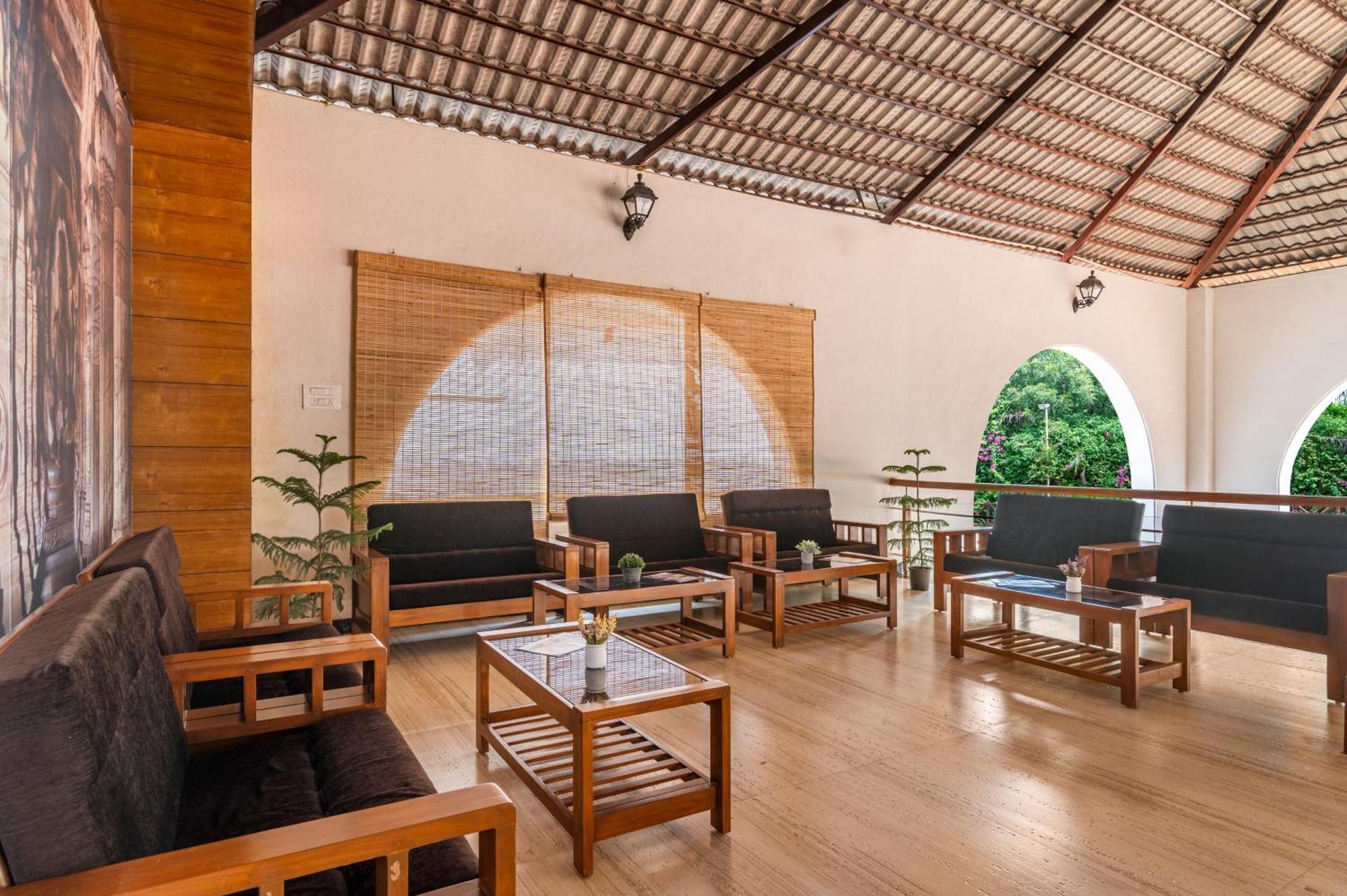 Hotel Sterling Banashree Badami Extérieur photo