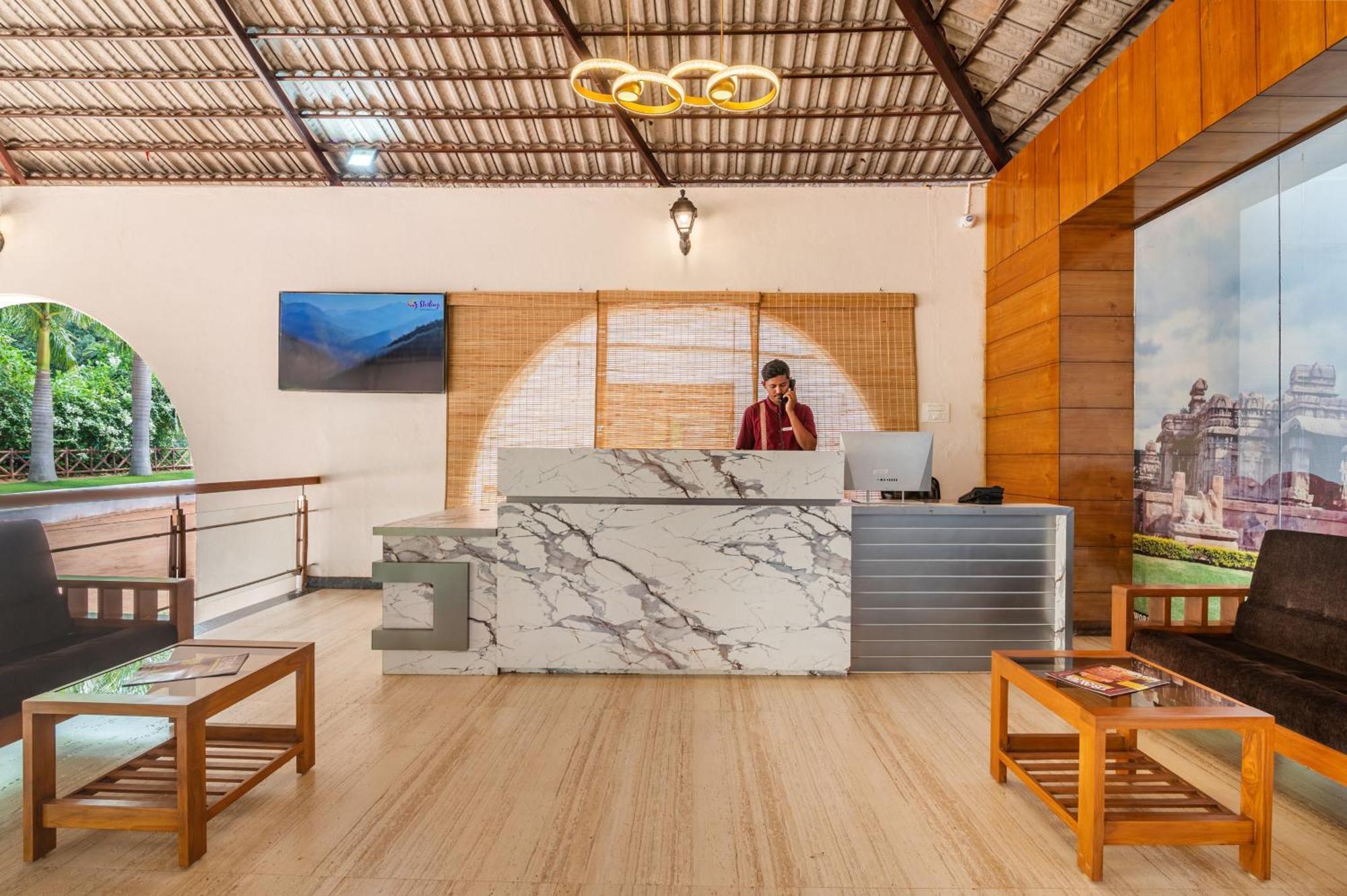 Hotel Sterling Banashree Badami Extérieur photo