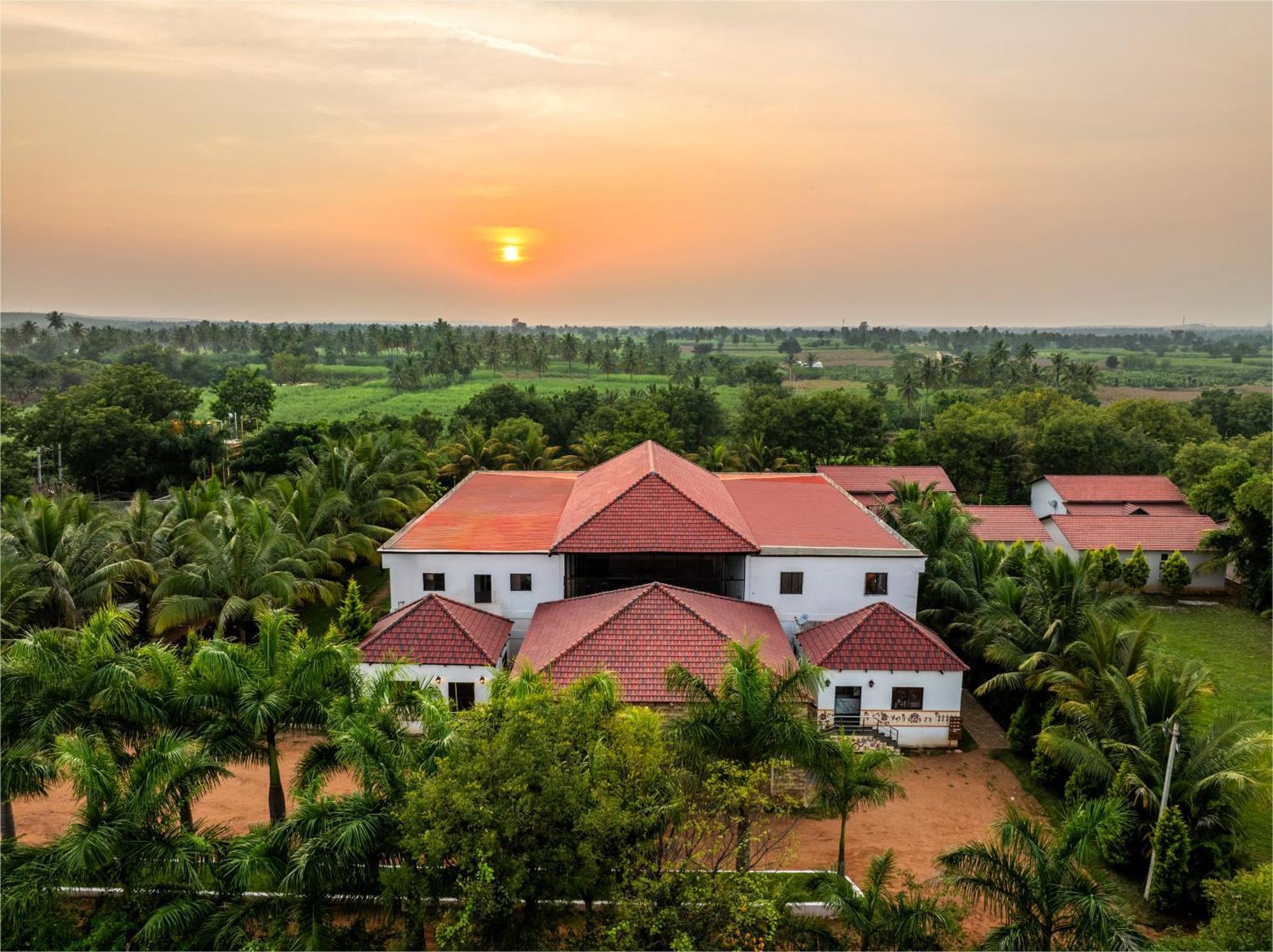 Hotel Sterling Banashree Badami Extérieur photo