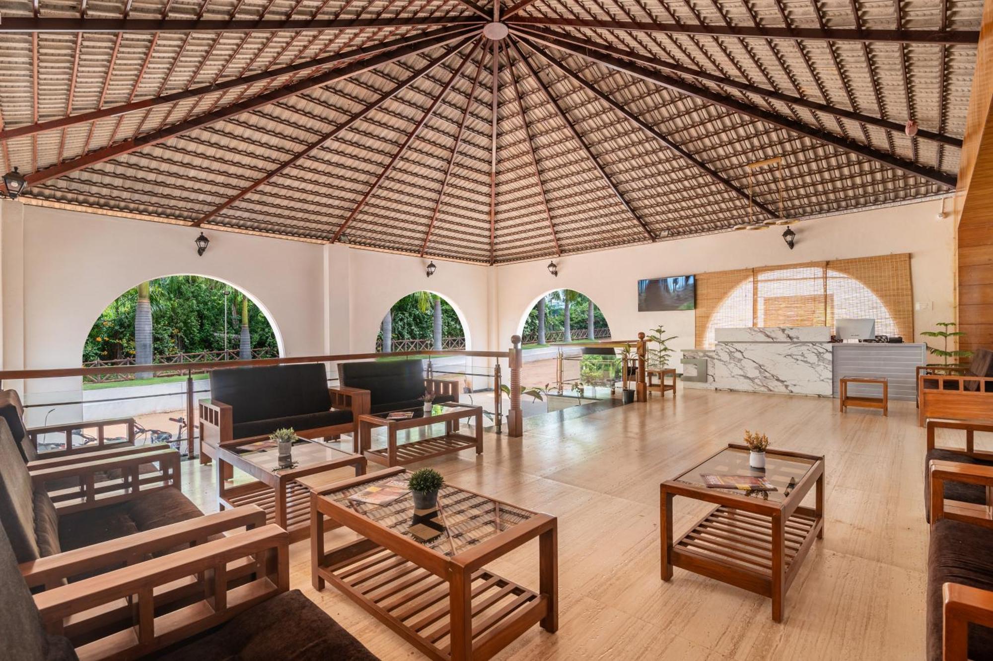 Hotel Sterling Banashree Badami Extérieur photo